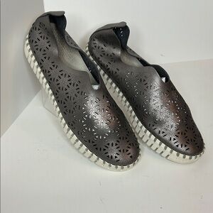 Isle Jacobsen Tulip Elegant Metallic Gray/Silver Women's Loafers 7.5 EUC